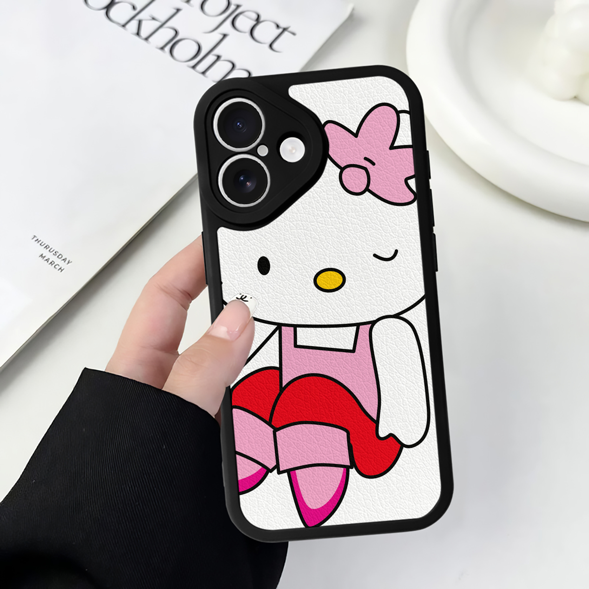 （画像用） Hello Kitty ハローキティ 【iPhone 16シリーズ対応】シリコンスマホケース（レザー調） 材質：シリコン